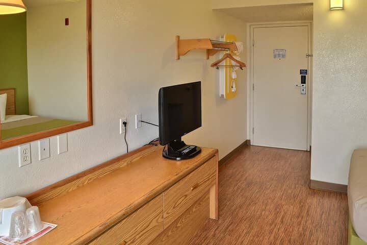 Room 6 of 40